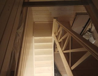 Деревянная П-образная лестница  с одноуровневой площадкой