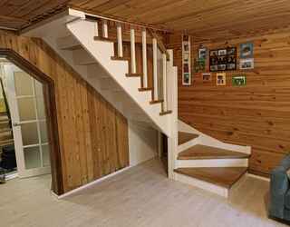 Деревянная лестница П-образная с поворотными ступенями на тетивах/косоурах с ограждением и подступенками st-183