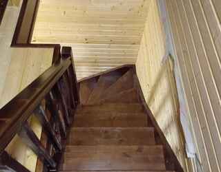Деревянная лестница П-образная с поворотными ступенями на тетивах с ограждением, подступенками и балюстрадой st-150