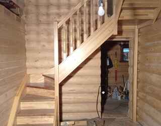 Деревянная лестница П-образная с поворотными ступенями и площадкой на тетивах с ограждением, подступенками и балюстрадой st-163