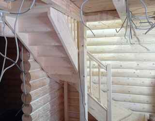 Деревянная лестница П-образная с поворотными ступенями на тетивах с ограждением и подступенками st-157