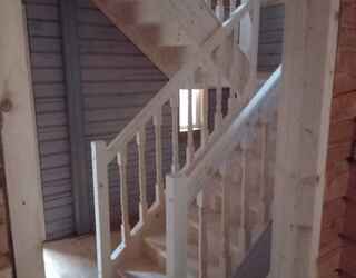 Деревянная лестница П-образная с площадкой на тетивах с ограждением, подступенками и балюстрадой st-110