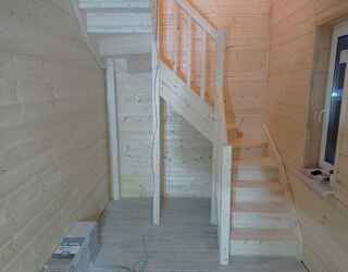 Деревянная лестница П-образная с поворотными ступенями на тетивах с ограждением, подступенками и балюстрадой st-130