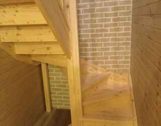 Деревянная лестница П-образная с поворотными ступенями на тетивах с ограждением, подступенками и балюстрадой st-116