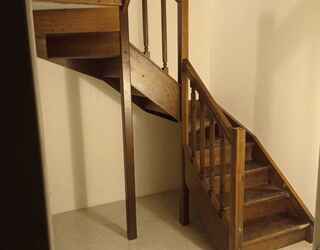 Деревянная лестница П-образная с поворотными ступенями на тетивах с ограждением, подступенками и балюстрадой m-71