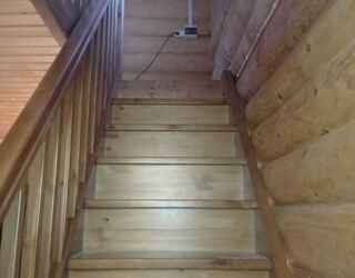 Деревянная лестница прямая на тетивах с ограждением и подступенками st-104