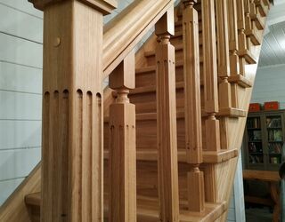 Деревянная  дубовая лестница на косоурах с двумя пригласительными ступенями