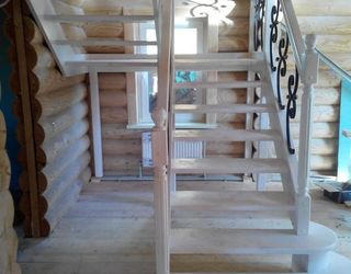 Деревянная лестница из сосны П-образная с ковкой