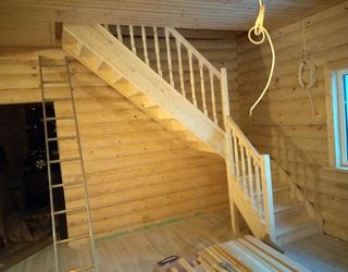 Деревянная лестница из сосны Г-образная с ограждением
