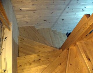 Деревянная лестница из сосны П-образная на косоурах с ограждением