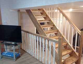 Деревянная лестница Г-образная с поворотными ступенями на тетивах с ограждением, подступенками 1/3 и балюстрадой st-173