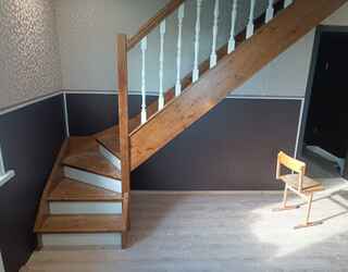 Деревянная лестница Г-образная с поворотными ступенями на тетивах с ограждением, подступенками и балюстрадой st-189