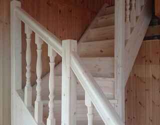 Деревянная лестница Г-образная с поворотными ступенями на тетивах/косоурах с ограждением и подступенками st-109