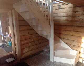Деревянная лестница Г-образная с поворотными ступенями на тетивах с ограждением и подступенками st-119