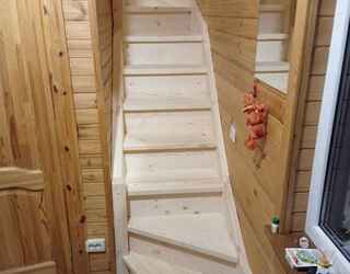 Деревянная лестница Г-образная с поворотными ступенями на тетивах без ограждения и подступенками st-121