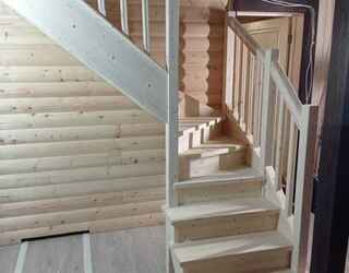 Деревянная лестница Г-образная с поворотными ступенями на тетивах/косоурах с ограждением, подступенками и балюстрадой st-126