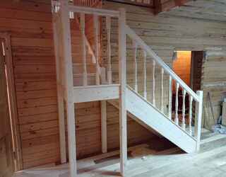 Деревянная лестница Г-образная с площадкой на тетивах с ограждением и подступенками st-118