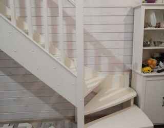 Деревянная лестница Г-образная с поворотными ступенями на тетивах с ограждением и балюстрадой, без подступенков st-132